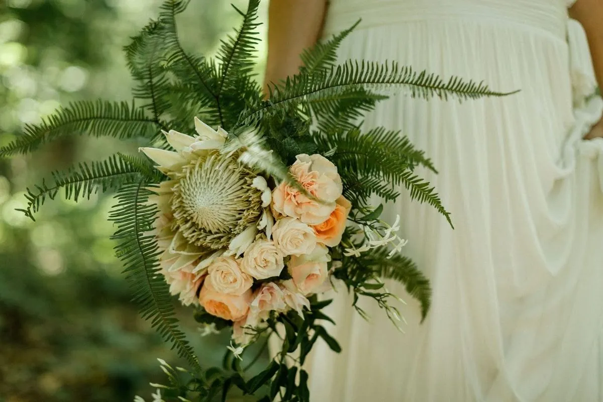 bouquet de fleurs tenue par la marié au chateau d'hardricourt