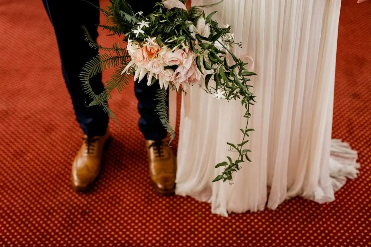 les mariés zoom sur le bouquet au chateau d'hardricourt