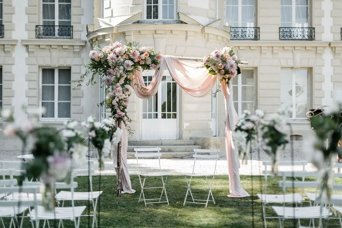 arche en fleurs pendant la cérémonie au chateau d'hardricourt