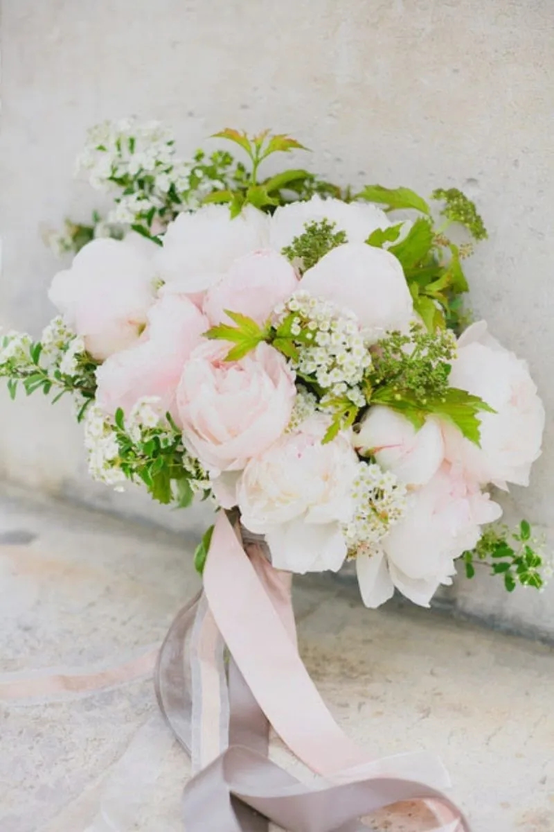 couverture saison avec un bouquet de fleurs blanches