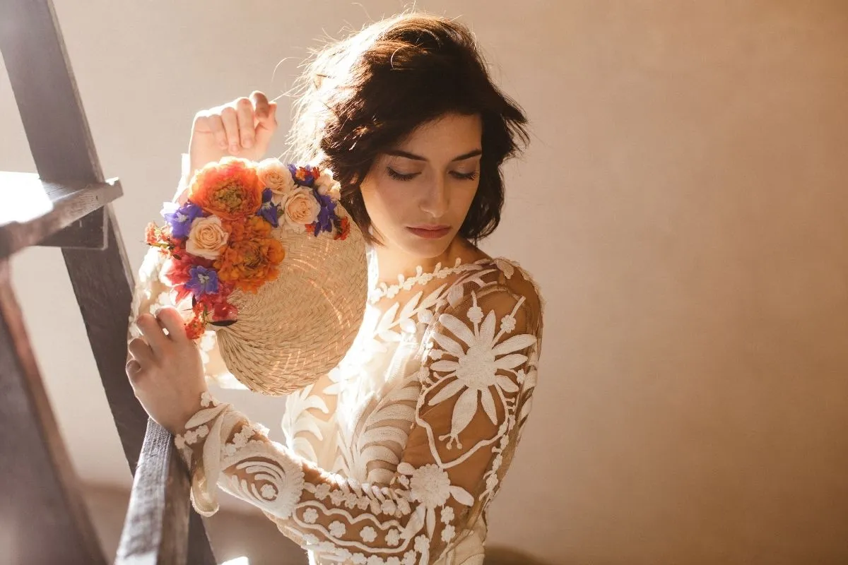 femme qui pose avec un sac en osier