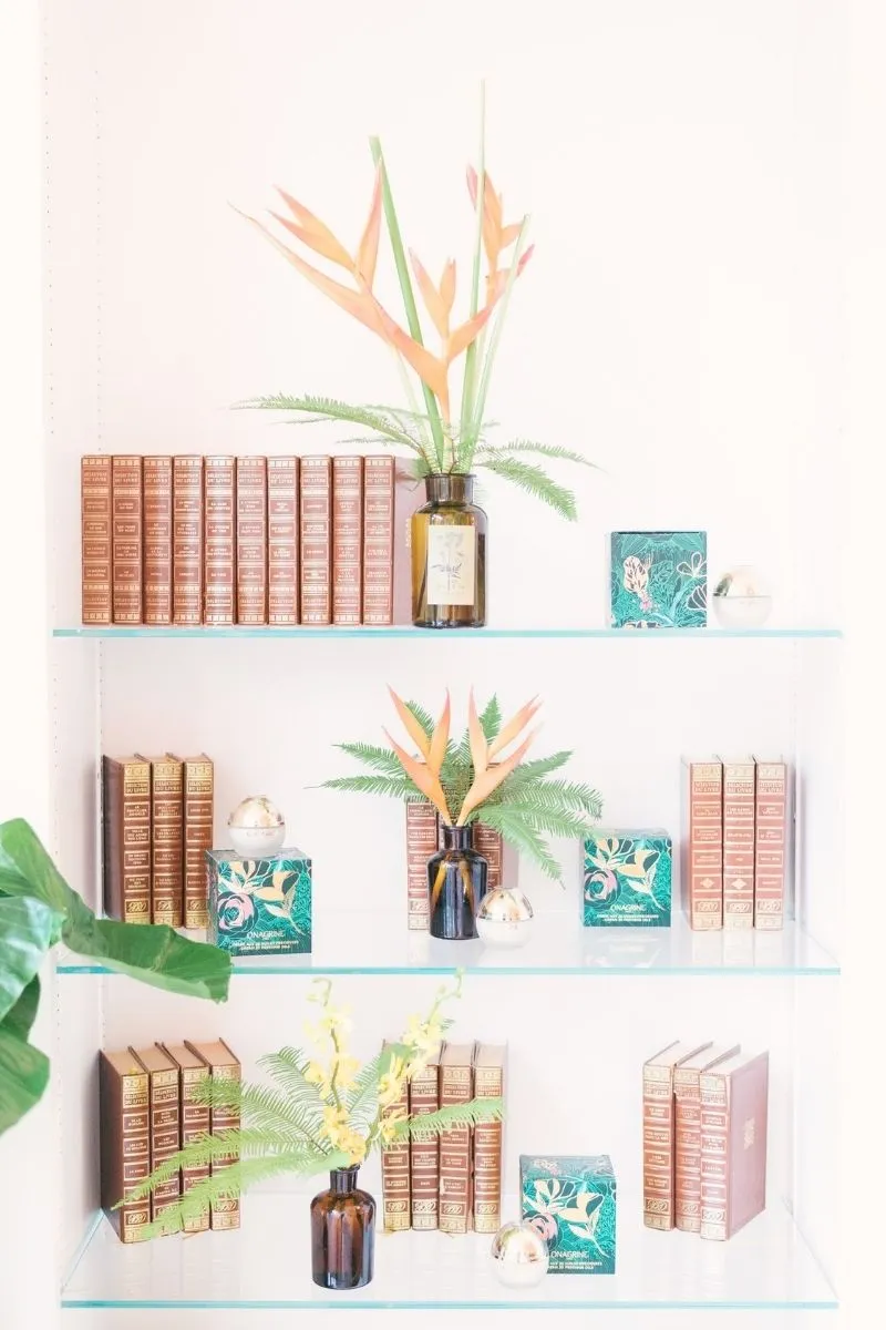 produits cosmétiques installés sur des étagèrèes