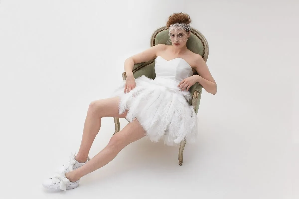 femme qui pose sur une fauteuil shooting éditorial