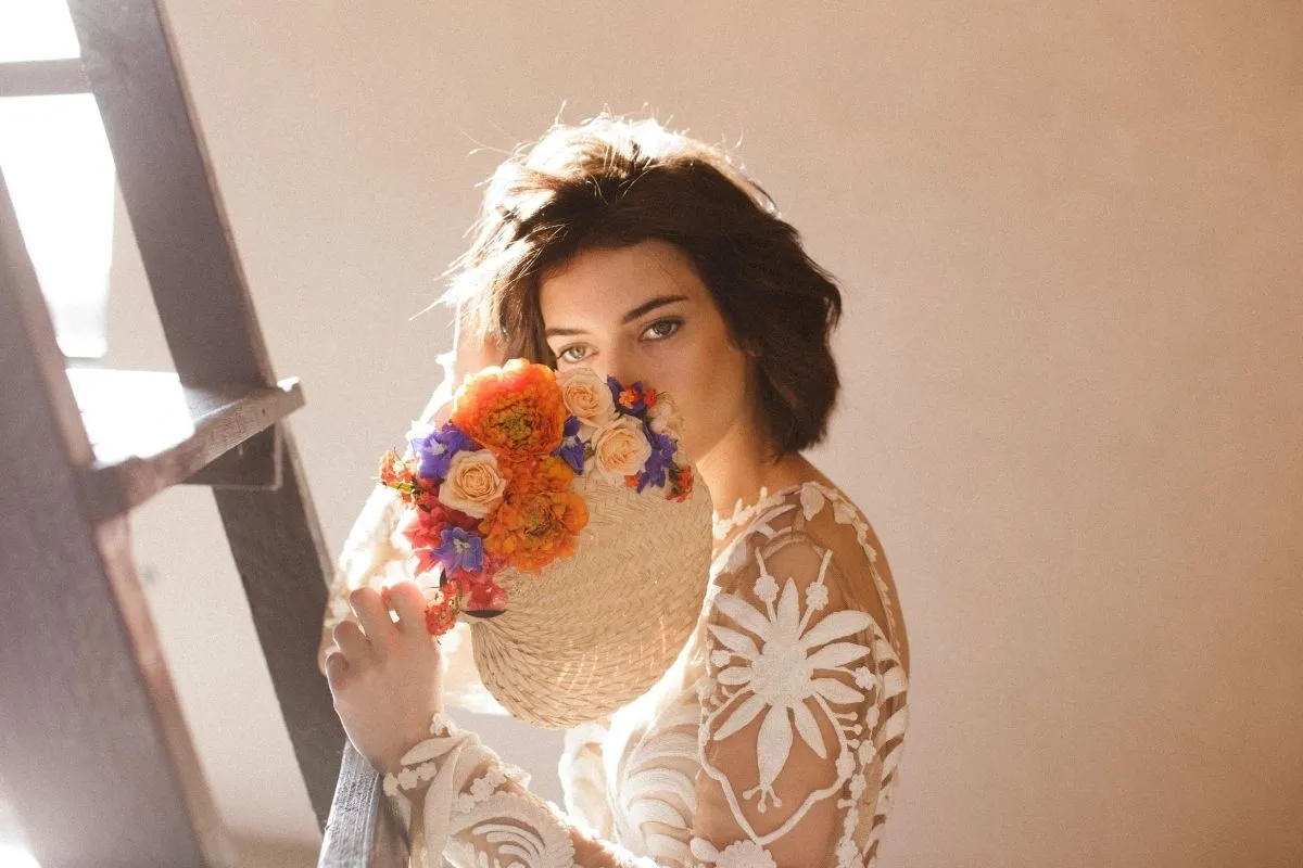 femme qui pose avec une robe blanche pendant shooting éditorial