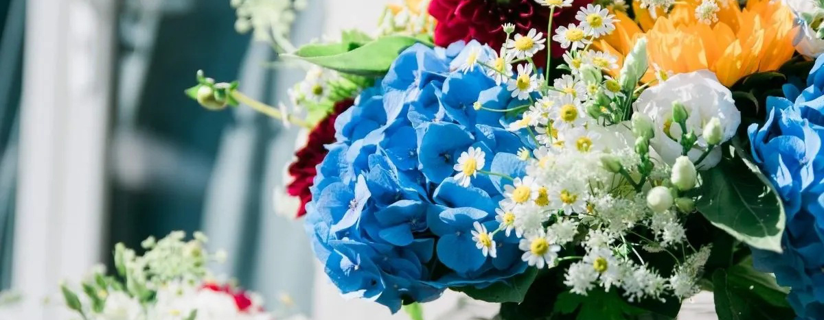 Bouquet de fleurs aux couleurs estivales bleu jaune rouge